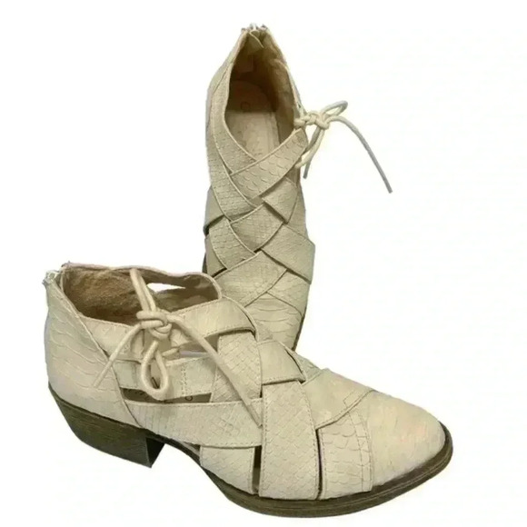COCONUTS BY MATISSE | WOMENS LUX SNAKE EMBOSSED ANKLE BOOTIES CREAM 8 - Picture 2 of 7